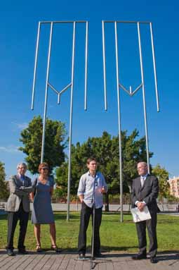 Familiares de Andreu Alfaro, Esteban Morcillo y el vicerrector Ariño durante el descubrimiento.